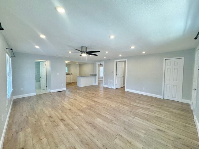 Photo - 248 Avenue L NE