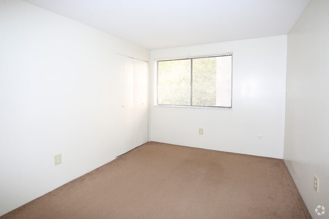 Bedroom - Greenwich Manor Apartments