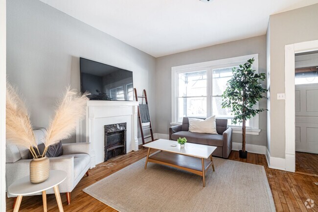 Building Photo - Rare Kenwood townhome, Across from Campus