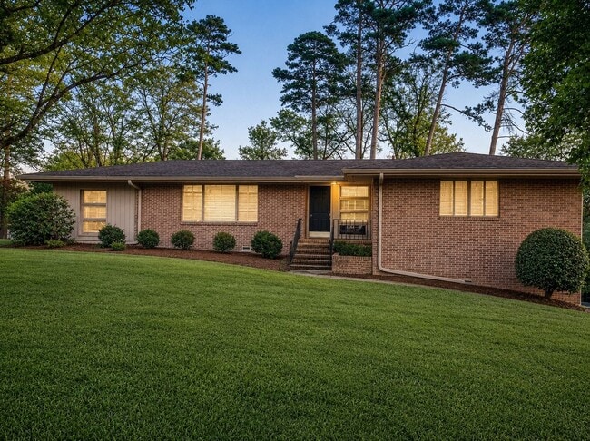 Building Photo - Three bedroom two bath home in Hoover right off Alford Avenue