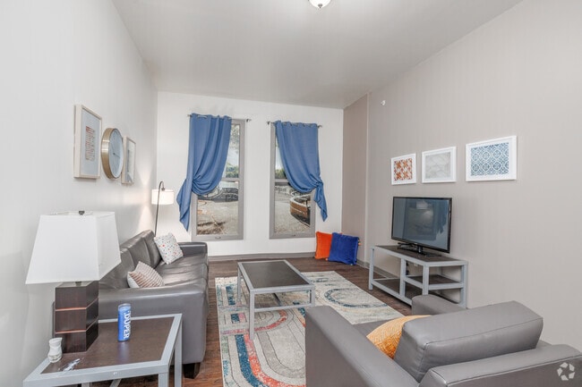 2BR, 2BA - 925SF - Living Room
