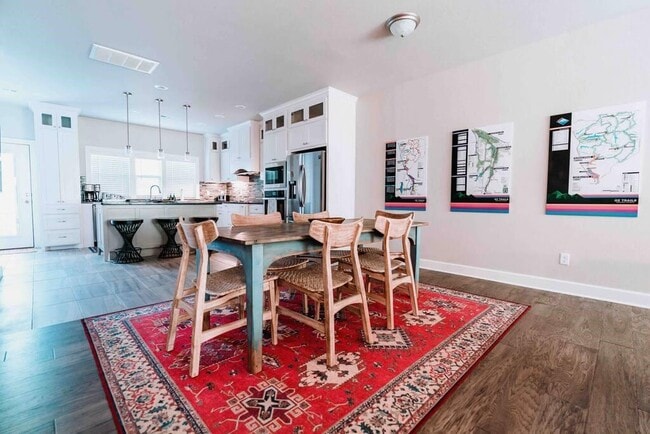 Photo - 406 NW Retreat Ln