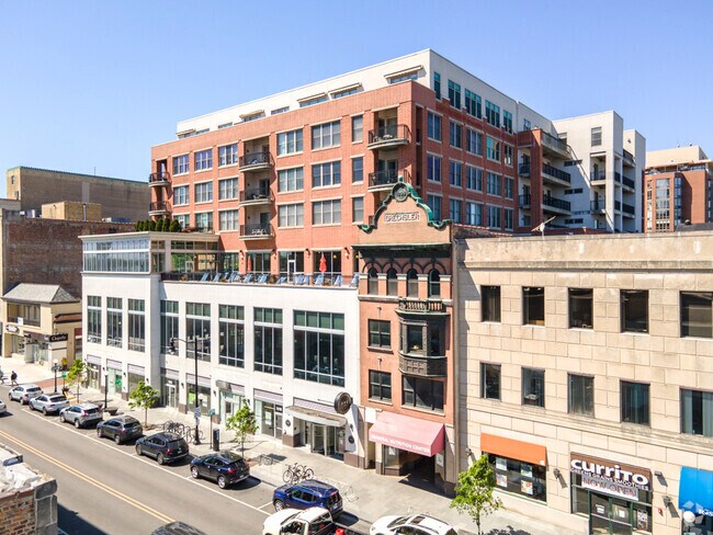 Estacionamiento conveniente en la calle - 1114-1126 Lake St