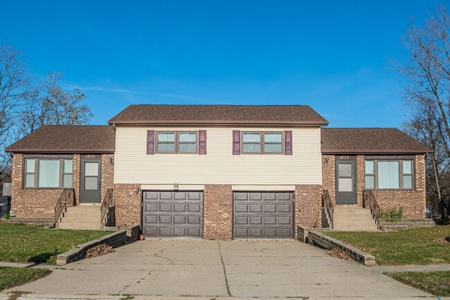 Building Photo - 2 bed 1 bath Duplex with basement in Portage