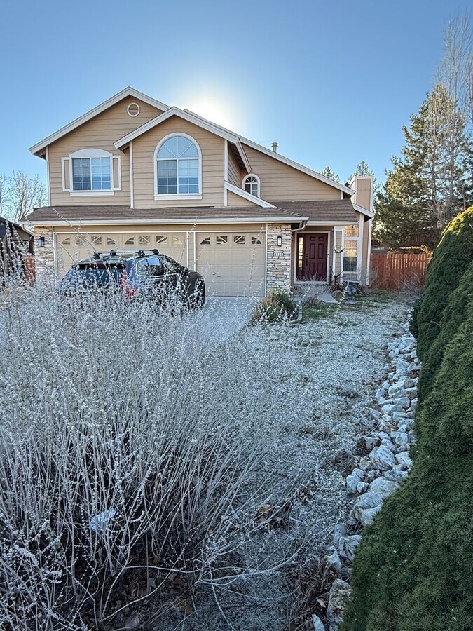 Spacious 5-Bedroom Cul-de-Sac Home with Downstairs Living and Incredible Backyard - Spacious 5-Bedroom Cul-de-Sac Home with Downstairs Living and Incredible Backyard