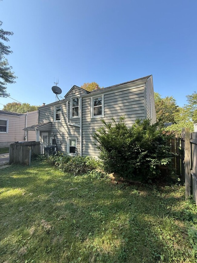 Photo - Charming 3-Bedroom Home in Whitefish Bay -...