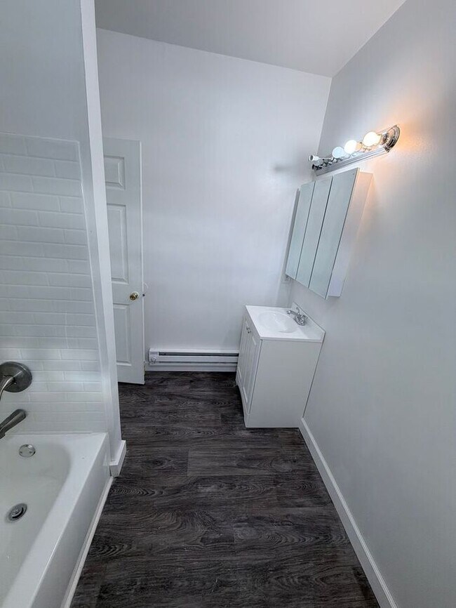 Photo - Police and first responders >> Three Beds , and One Bath