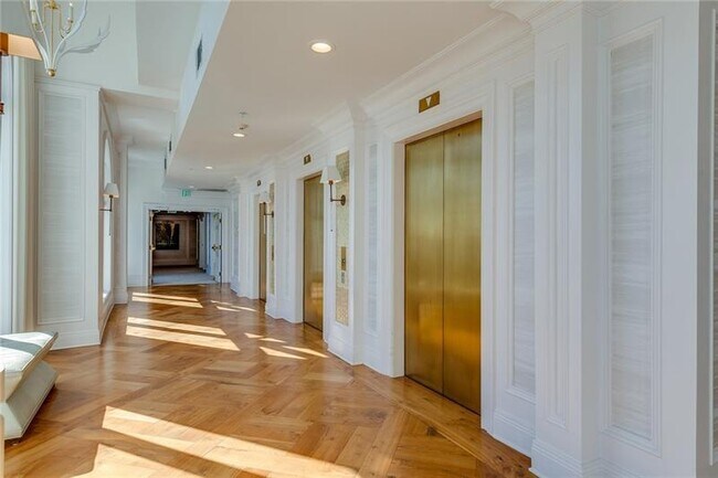 Photo - 3334 Peachtree Rd NE Unidad 1905