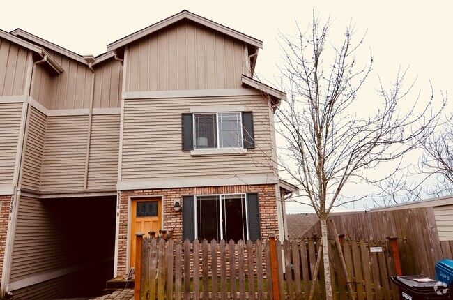 Building Photo - 3 Bedroom 2.5 Bath Queen Anne Townhome