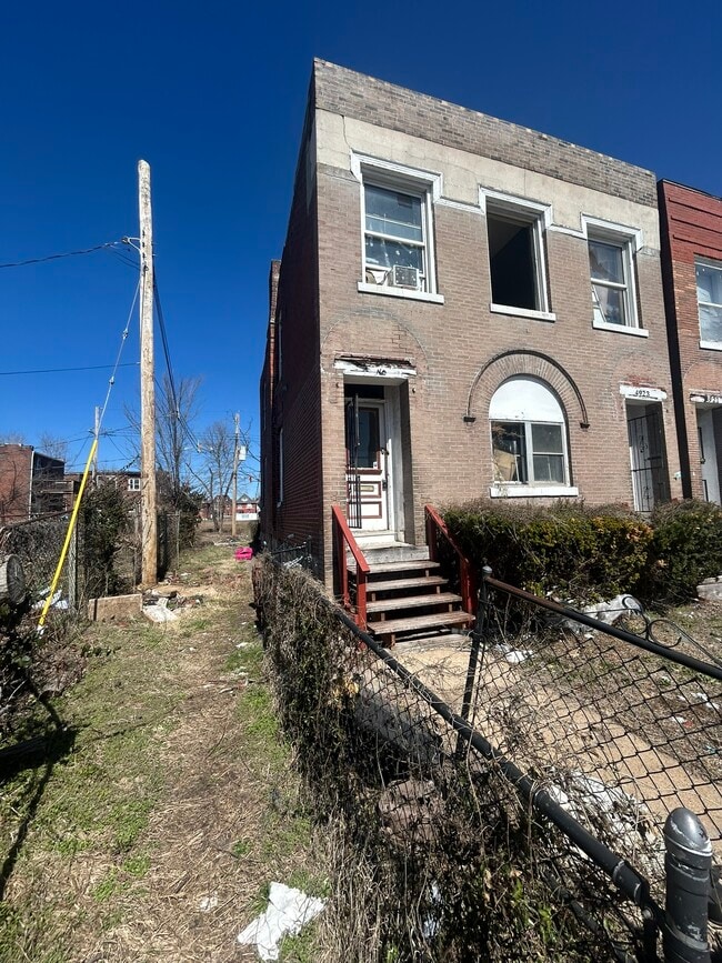 4923-4925-4925 Suburban Tracks St Unit 1