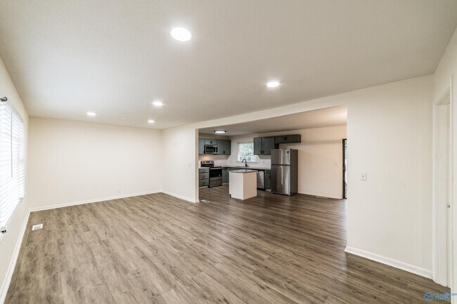 307 Meadowbrook Dr SE