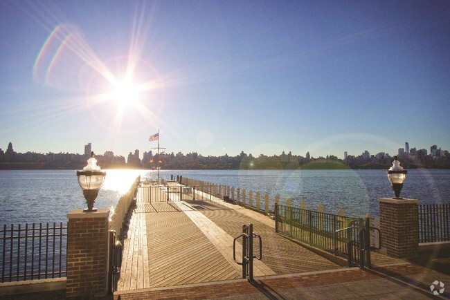 Building Photo - The View At Edgewater Harbor Rental