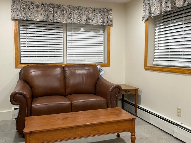 Sala de estar con sofá de cuero - 6030 NY-23 Unidad SS103