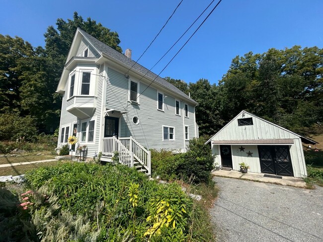 Building Photo - Spacious 3 Bedroom Unit