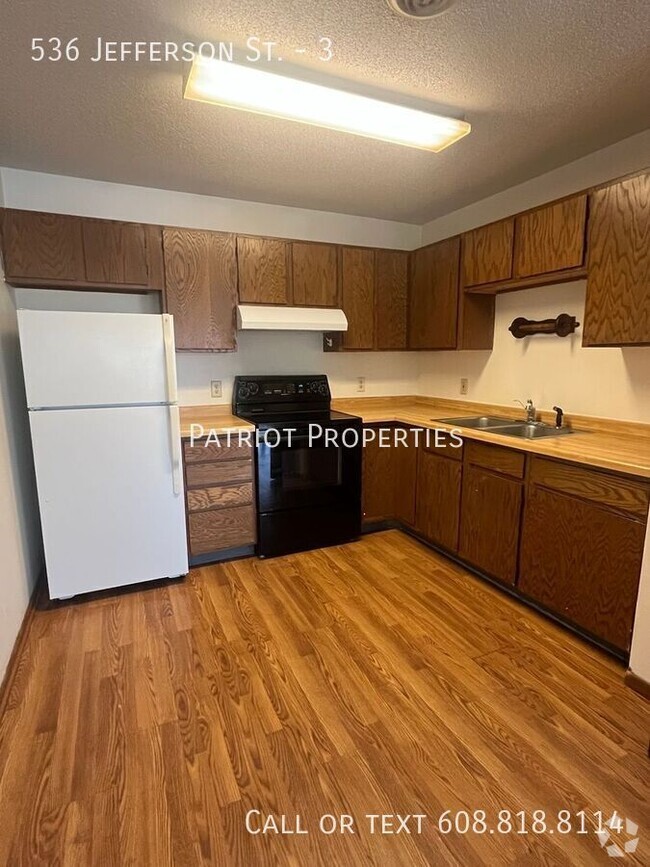 Building Photo - 2 bedroom/ 1 bath apartment in Mauston, WI Unit 3