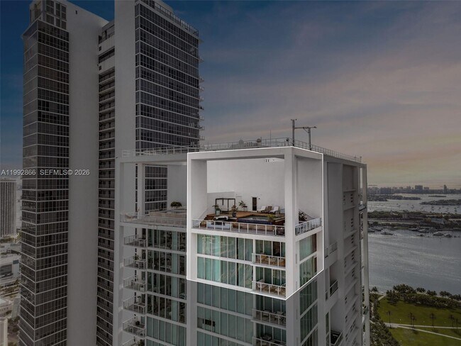 Building Photo - 1040 Biscayne Blvd Unit PH-4607
