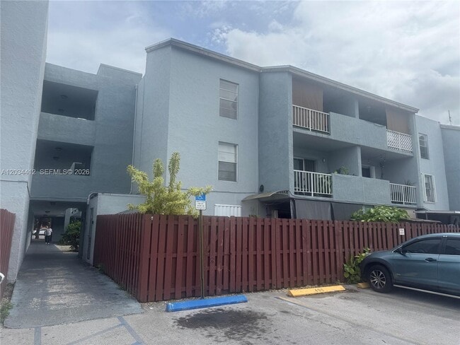Building Photo - 1725 W 60th St Unit F320