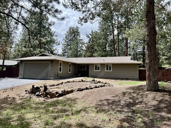 Building Photo - Inviting single-level home in forested SW Bend neighborhood