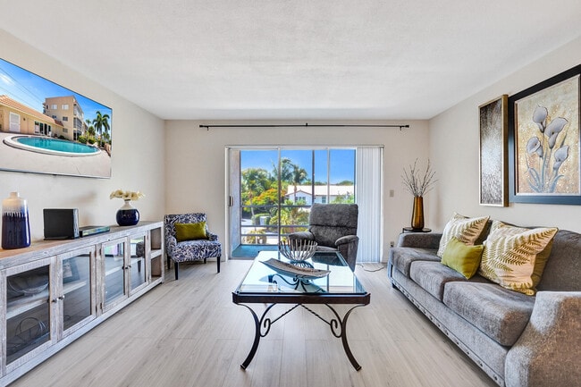 Building Photo - 331 SW 8th St Unit 3-D-E Rental
