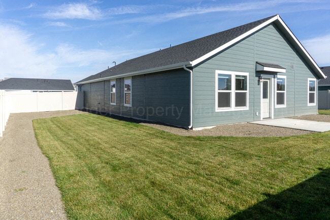 Photo - 883 Education St