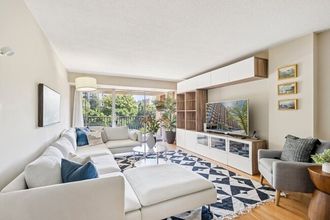 Building Photo - Incredible 2-Bedroom & 2-Bathroom in Pentagon City! Unit 514