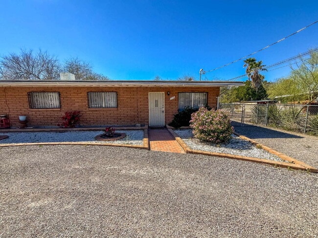 Building Photo - 1239 N Alamo Ave