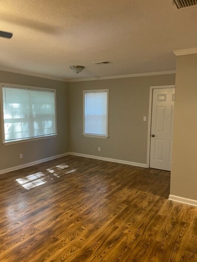 Photo - Spacious 3 bedroom 1 bath near Willow and Perkins