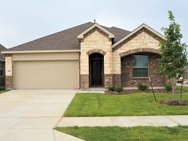 Building Photo - 1800 Lake Grove Dr