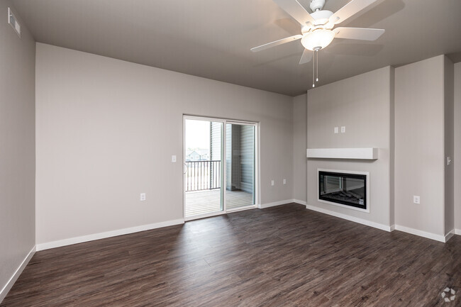 2BR, 2BA - 1,000 SF - Living Room - Sycamore Suites Apartments