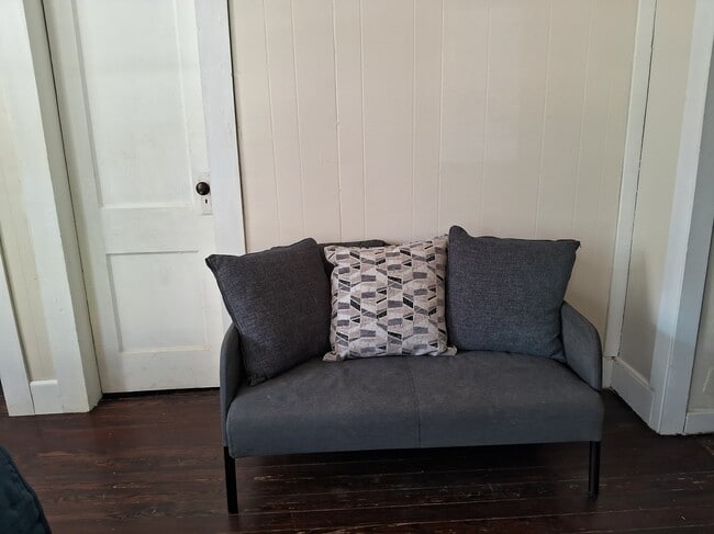 704 S Anglin St Unit Private Guest House