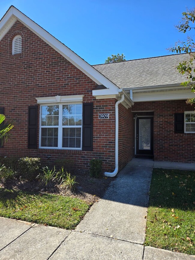 Building Photo - Merestone -Single Story Townhome, Near by Shopping & Halyburton Park, Lawn & Trash Included