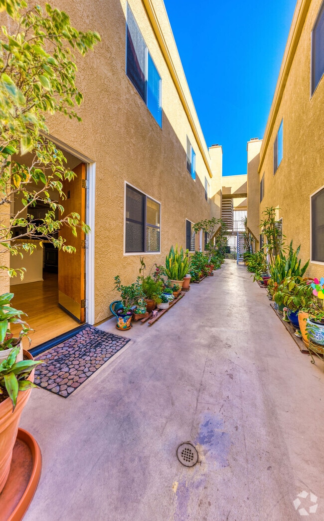 Building Photo - 1040 N Gardner St Unit #4 Rental