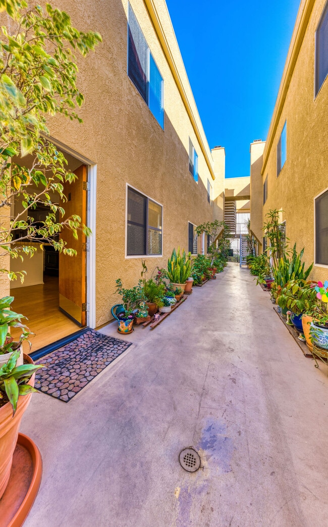 Photo - 1040 N Gardner St Condo Unit #4