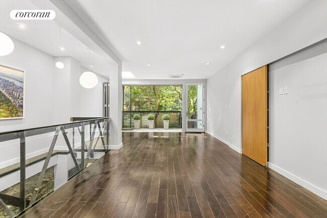 Photo - 448 W 25th St