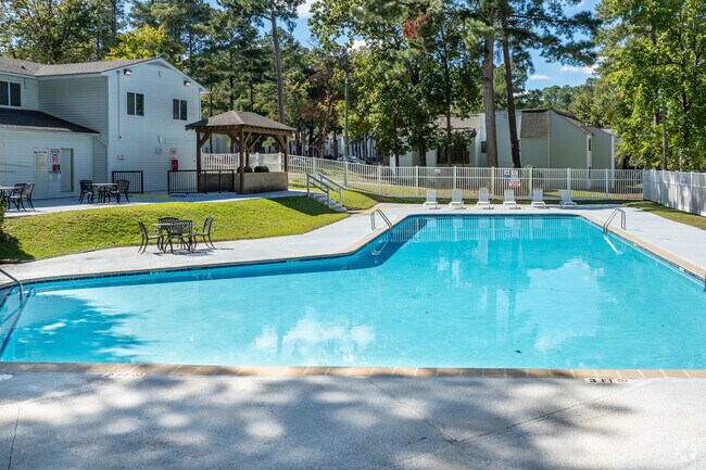 Pool - Willow Run Apartments