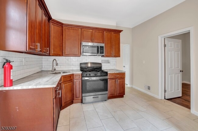 142 Seymour Ave Unit 3