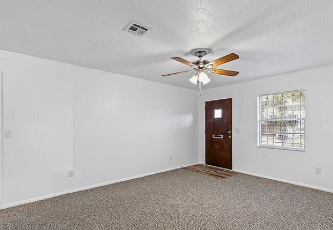 Photo - 405 Adele St