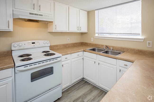 3BR, 2BA Townhouse - 1,100SF - Kitchen - Forestwood Apartments