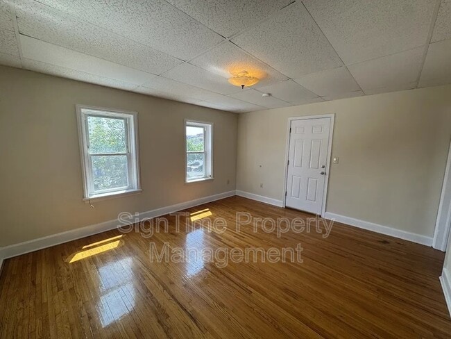 Building Photo - 61 E Franklin St Unit Apt 5
