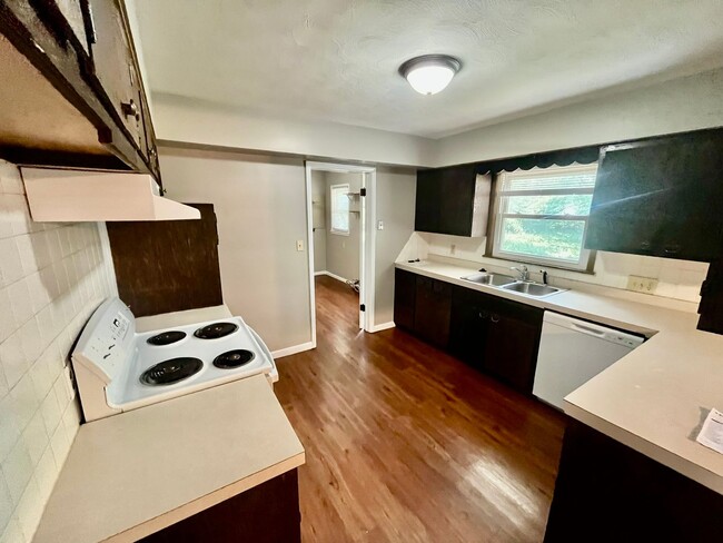 Photo - 2062 E Elm St