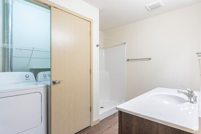 1BR, 1BA - 756SF - Bathroom