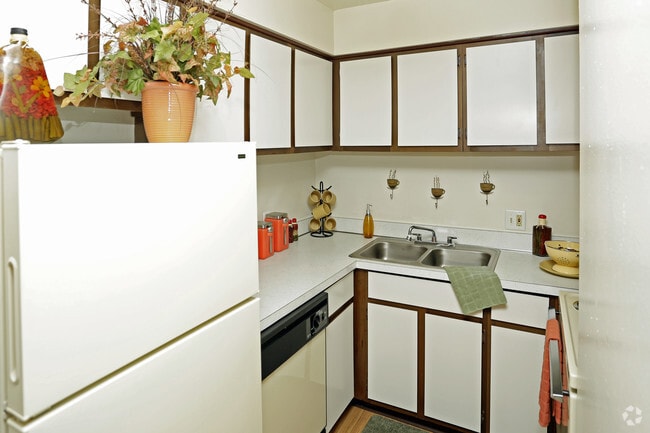 1HAB, 1BA - 700 ft² - Sunset Plaza Apartments