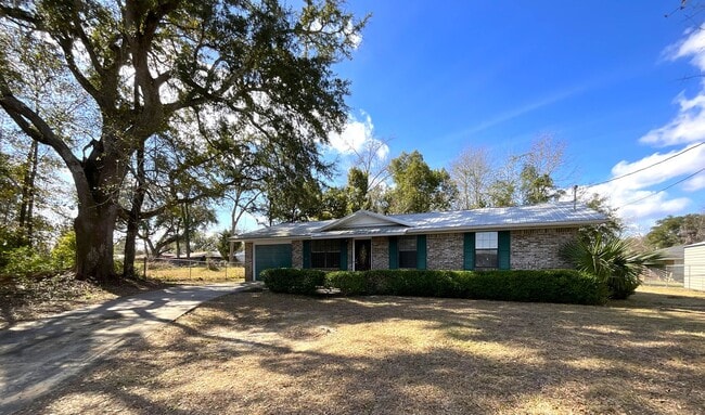 Building Photo - Spacious Brick 3/1 in Marianna in Quiet Cul-de-Sac