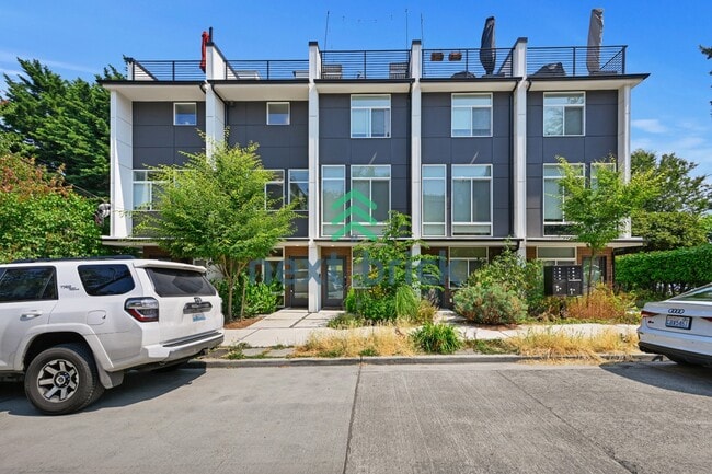 Building Photo - "Charming 3-Bedroom Townhouse Oasis in Heart of Seattle – Spacious 1460 Sq Ft with 2 Full Baths!"