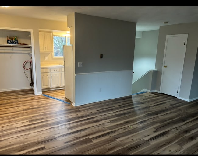 Área de estar con vista a la cocina/lavandería - 6332 Norburn Way Unidad Right