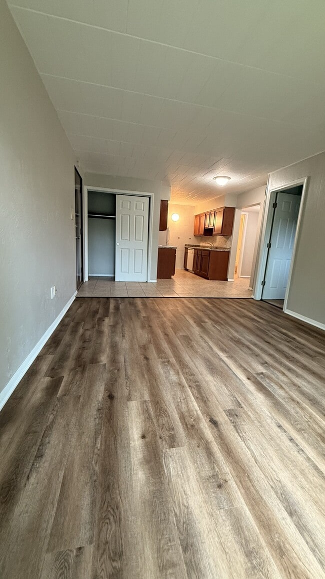 PINE VIEW APARTMENTS -- 059
