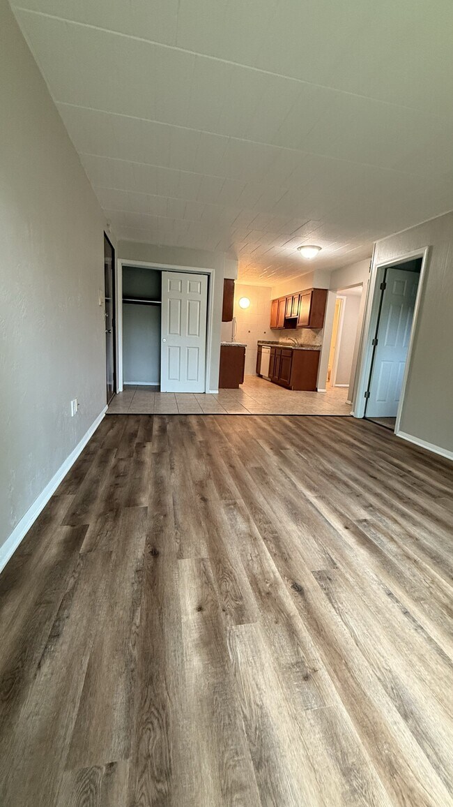 Photo - PINE VIEW APARTMENTS -- 059