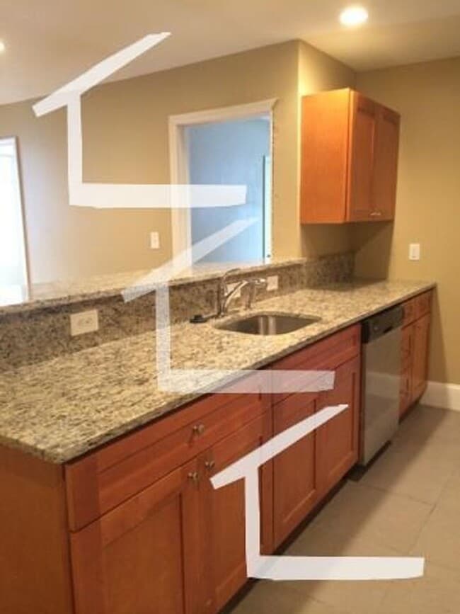 Building Photo - Great BU 4 bed available 3/1