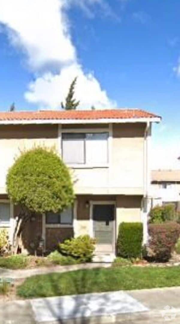 Building Photo - Very Clean 2 bedroom 1.5 bath Townhome; Ga...