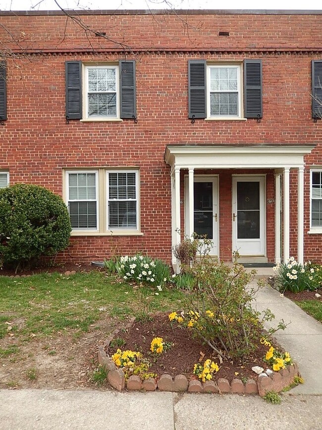 Photo - Charming 1 Bed 1 Bath Townhome Style Condo In Historic Arlington Village